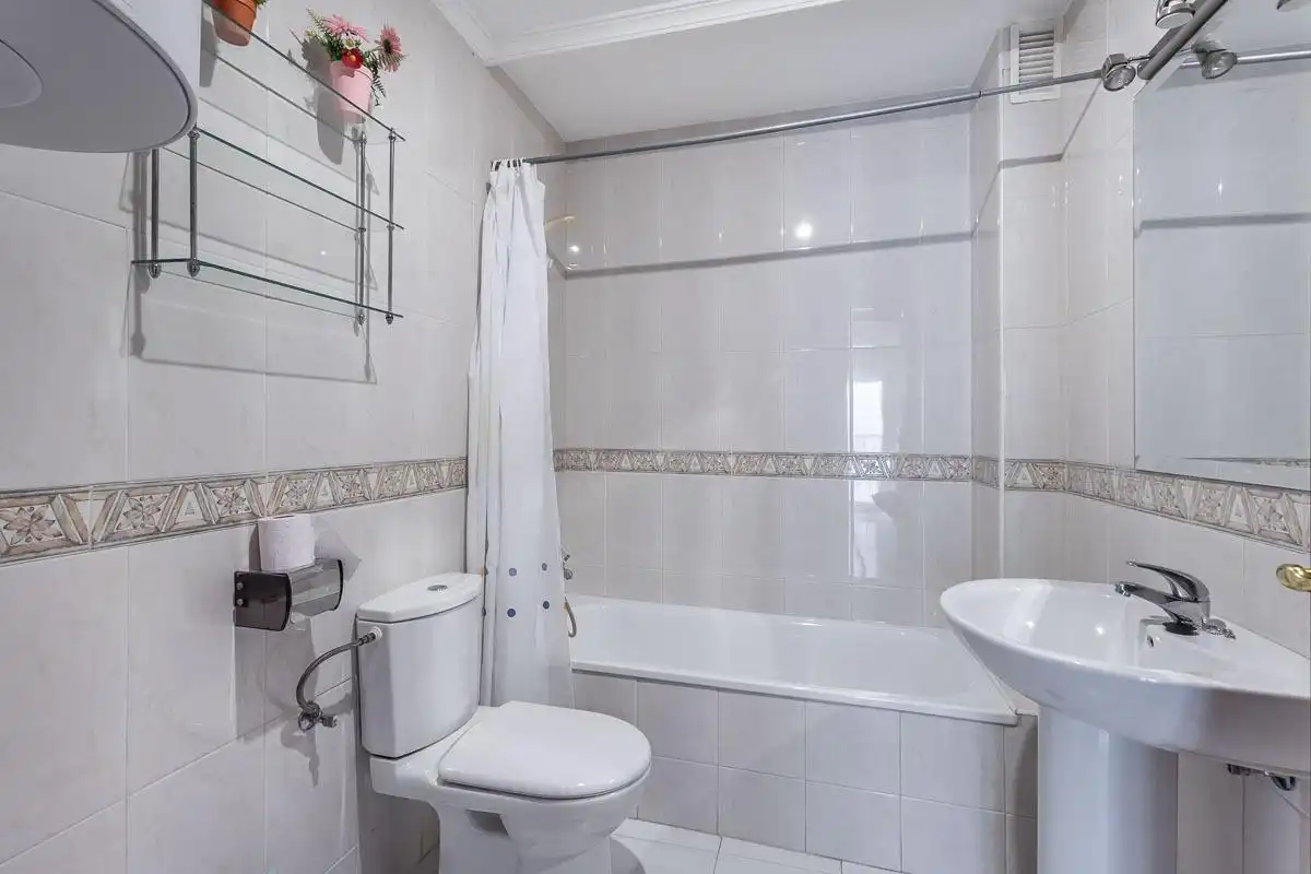 Badezimmer von Wohnung zur Miete in Granada mit Heizung und Balkon