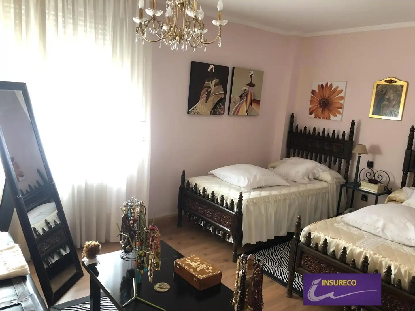 Dormitori de Casa o xalet en venda en León Capital  amb Calefacció, Jardí privat i Traster