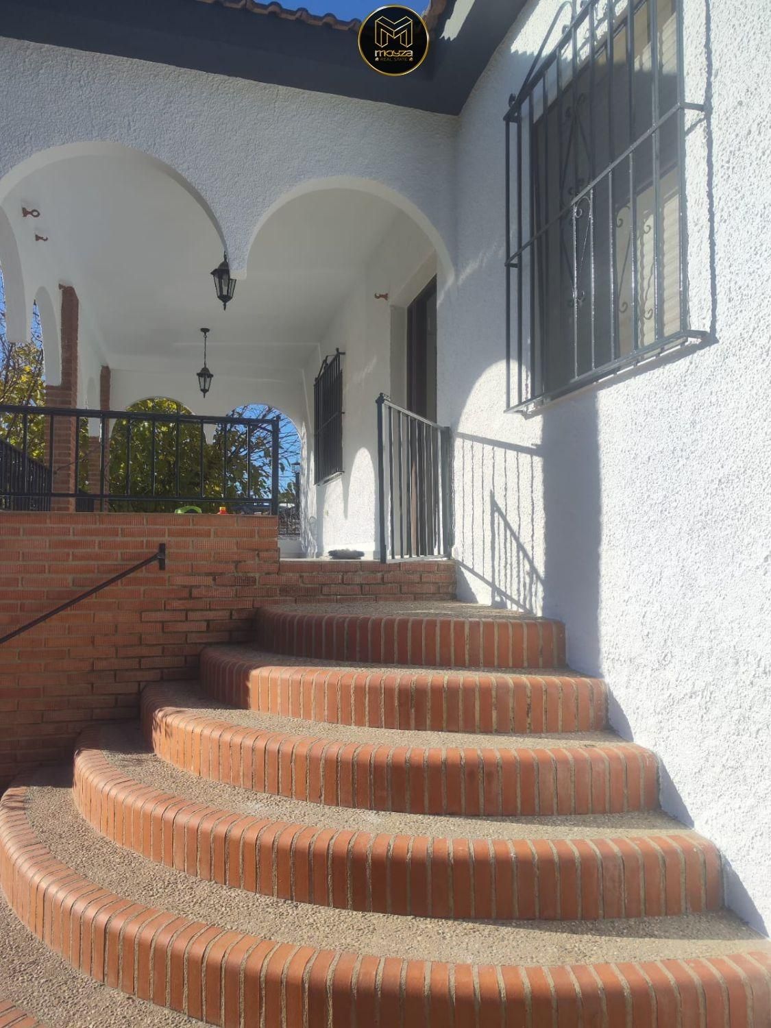 Exterior view of House or chalet for sale in  Jaén Capital  with Air Conditioner, Heating and Private garden