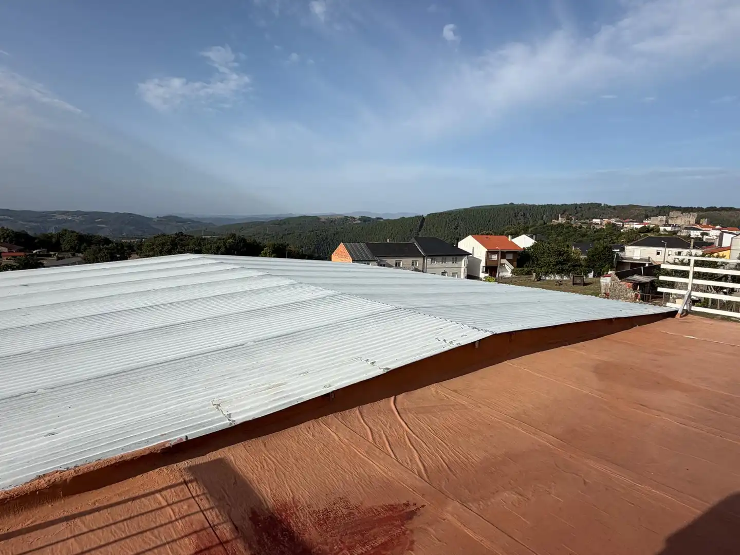 Vista exterior de Casa adosada en venda en Castro Caldelas amb Calefacció, Jardí privat i Terrassa