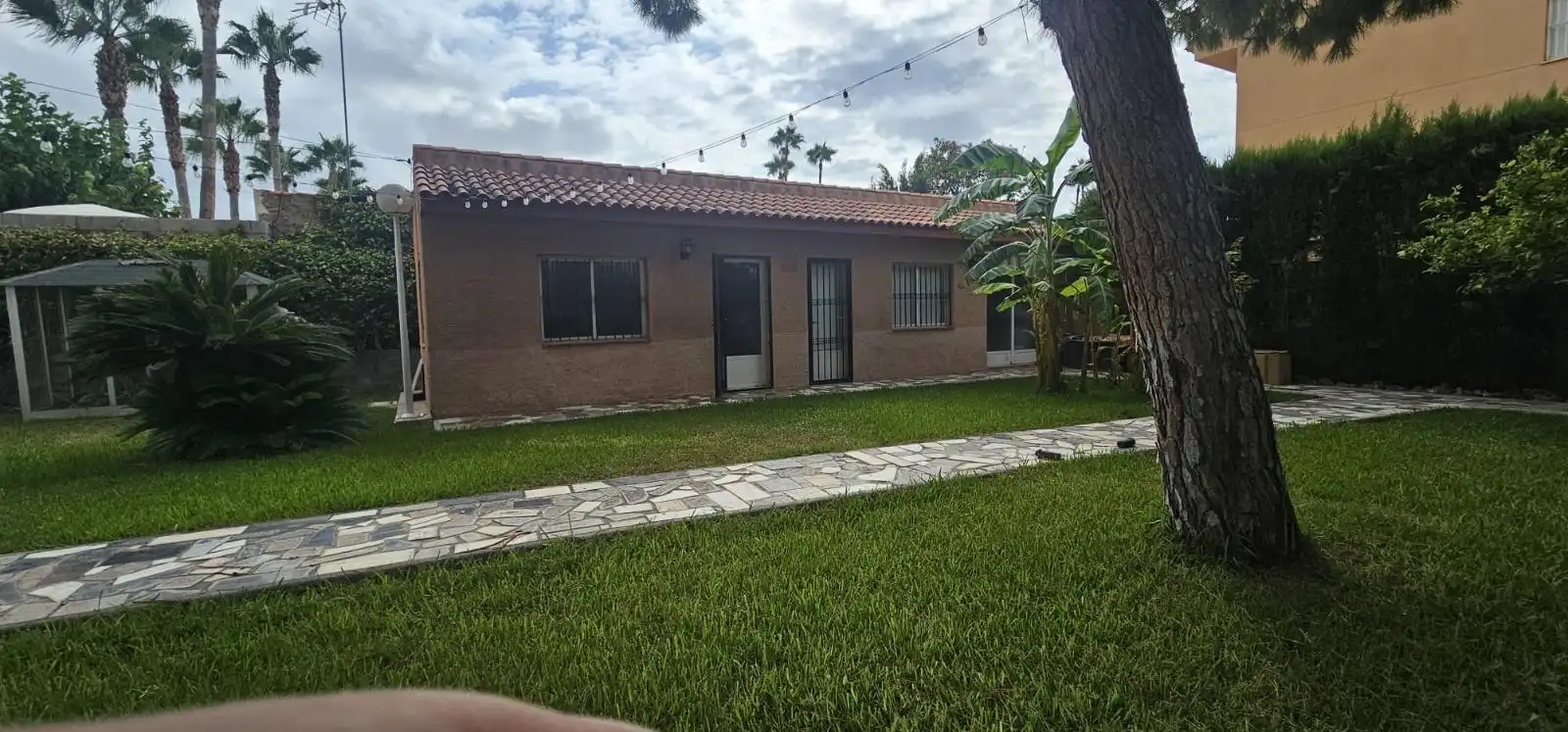 Vista exterior de Casa o xalet en venda en Mutxamel amb Jardí privat, Piscina i Moblat