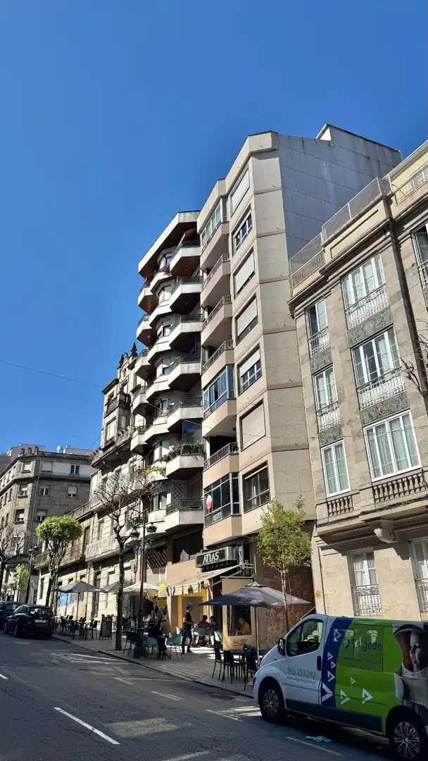 Vista exterior de Piso en venta en Vigo  con Calefacción, Parquet y Terraza
