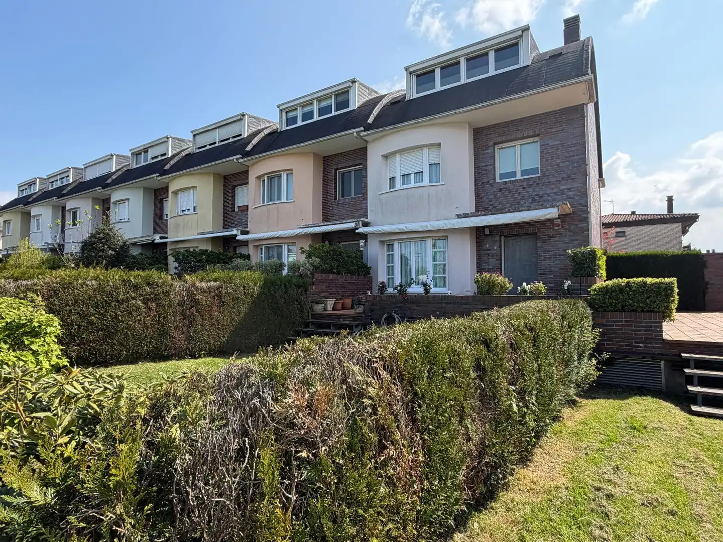Vista exterior de Casa adosada en venta en Lasarte-Oria con Calefacción, Jardín privado y Parquet