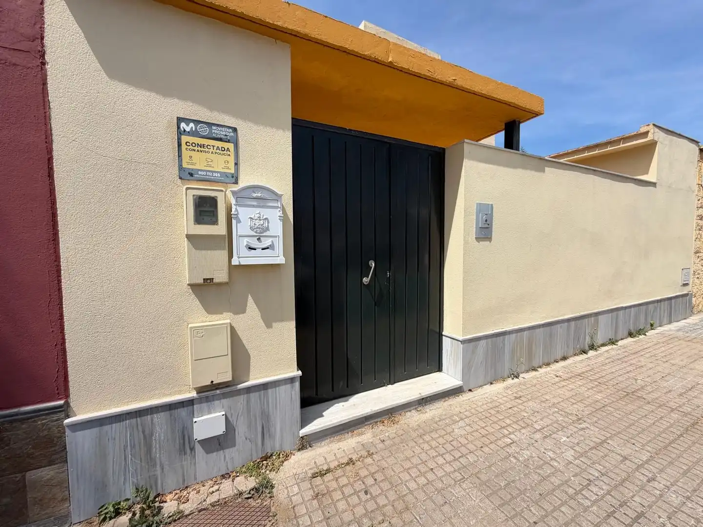 Vista exterior de Casa adosada en venta en Bormujos con Alarma