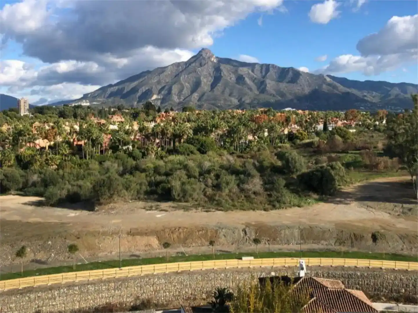 Vista exterior de Dúplex de lloguer en Marbella amb Aire condicionat i Piscina