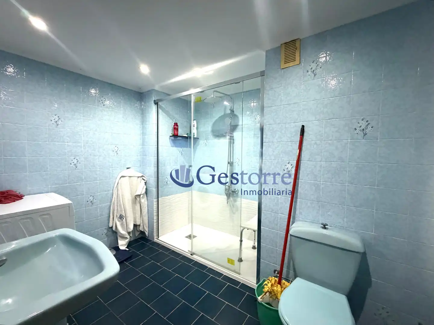Badezimmer von Wohnung zum Verkauf in Gijón  mit Heizung und Balkon