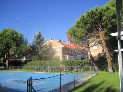 Schwimmbecken von Einfamilien-Reihenhaus zum verkauf in Boadilla del Monte mit Klimaanlage und Balkon