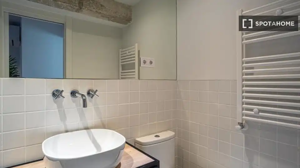 Bathroom of Flat for rent in Madrid  with Air Conditioner, Heating and Furnished