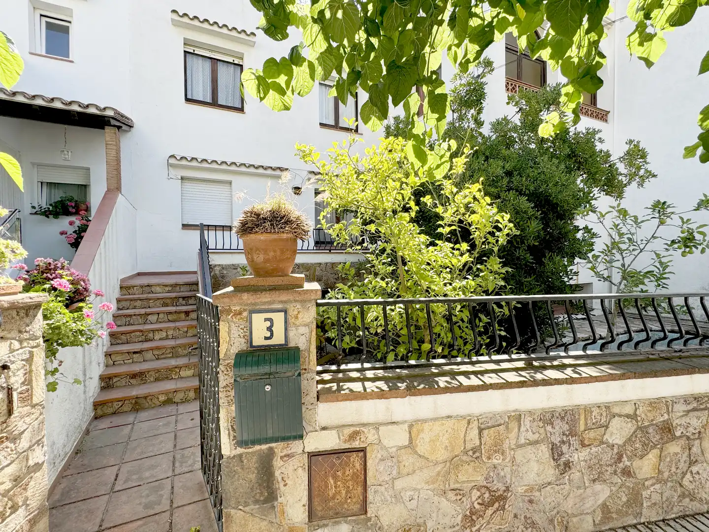 Vista exterior de Casa adosada en venta en L'Escala con Jardín privado, Terraza y Amueblado