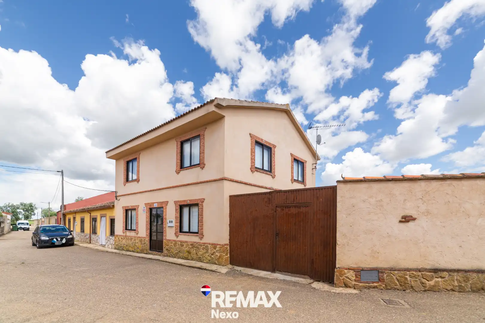 Vista exterior de Casa adosada en venda en San Agustín del Pozo amb Jardí privat, Traster i Moblat