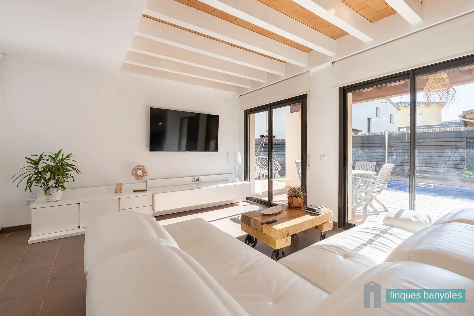 Sala de estar de Casa adosada en venta en Porqueres con Aire acondicionado, Calefacción y Jardín privado