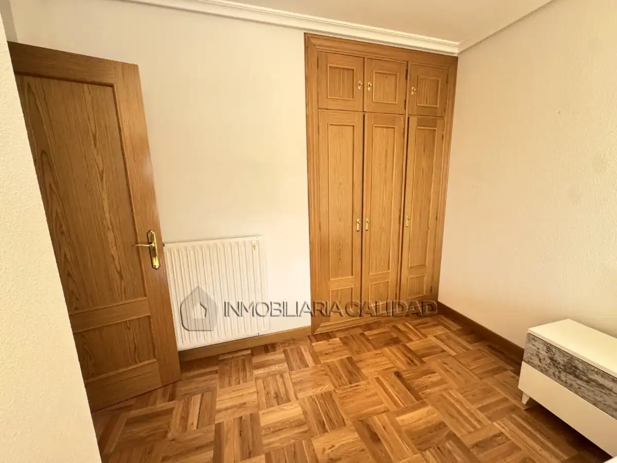 Schlafzimmer von Wohnung zur Miete in Burgos mit Heizung, Terrasse und Möbliert