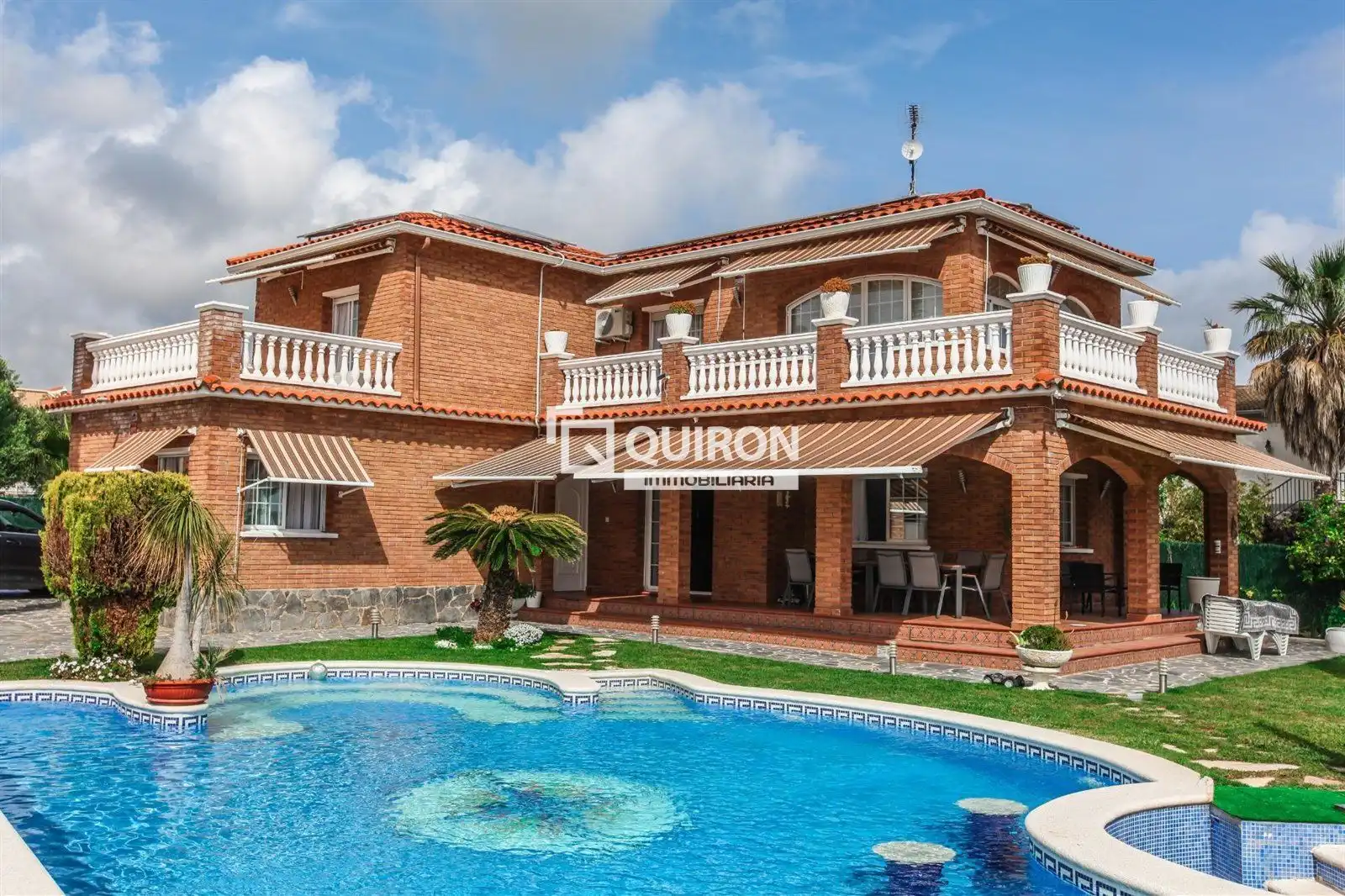 Detached house with pool for sale in Roda de Barà