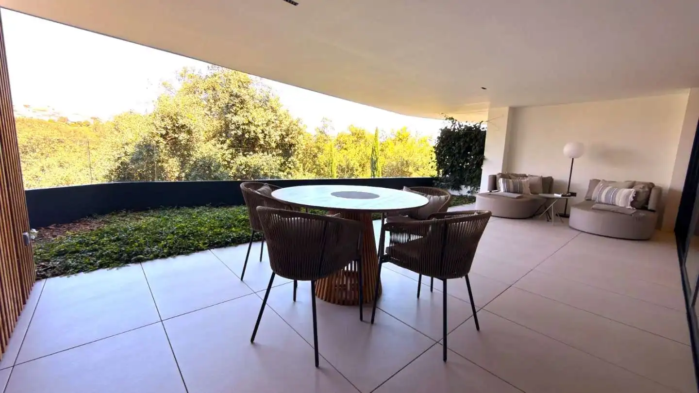 Terrasse von Wohnung zum Verkauf in Sotogrande mit Klimaanlage, Heizung und Privatgarten