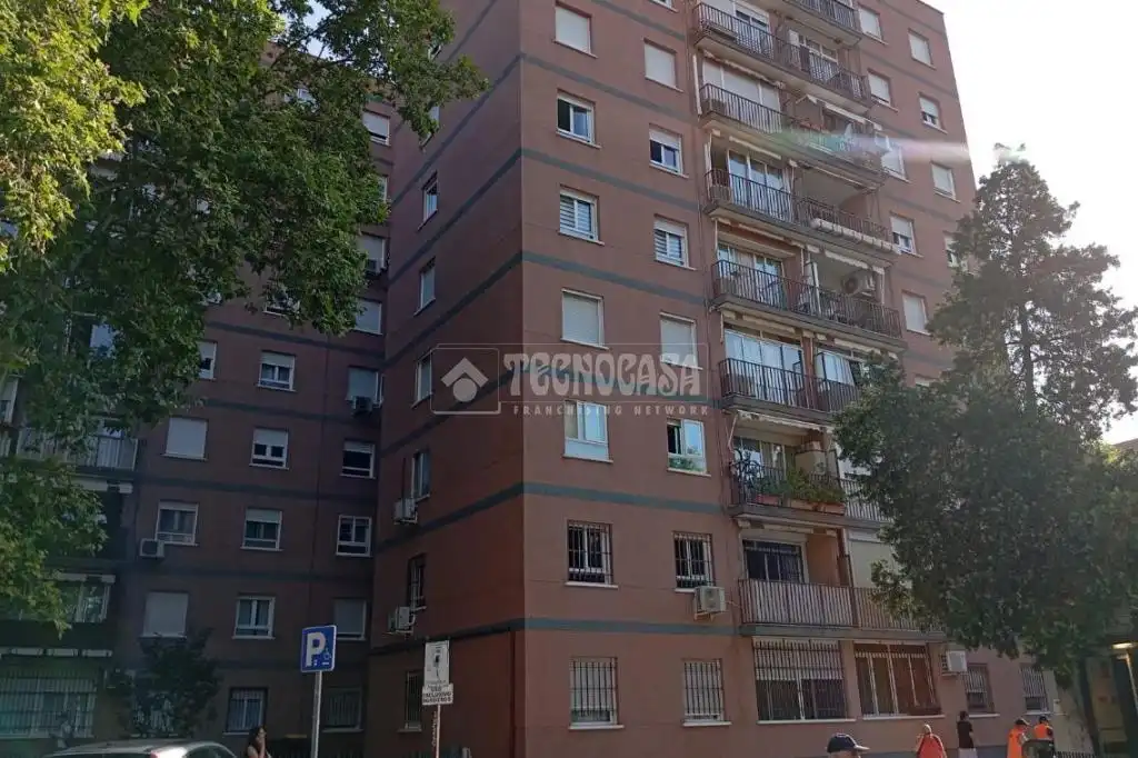 Vista exterior de Piso en venta en Madrid con Calefacción