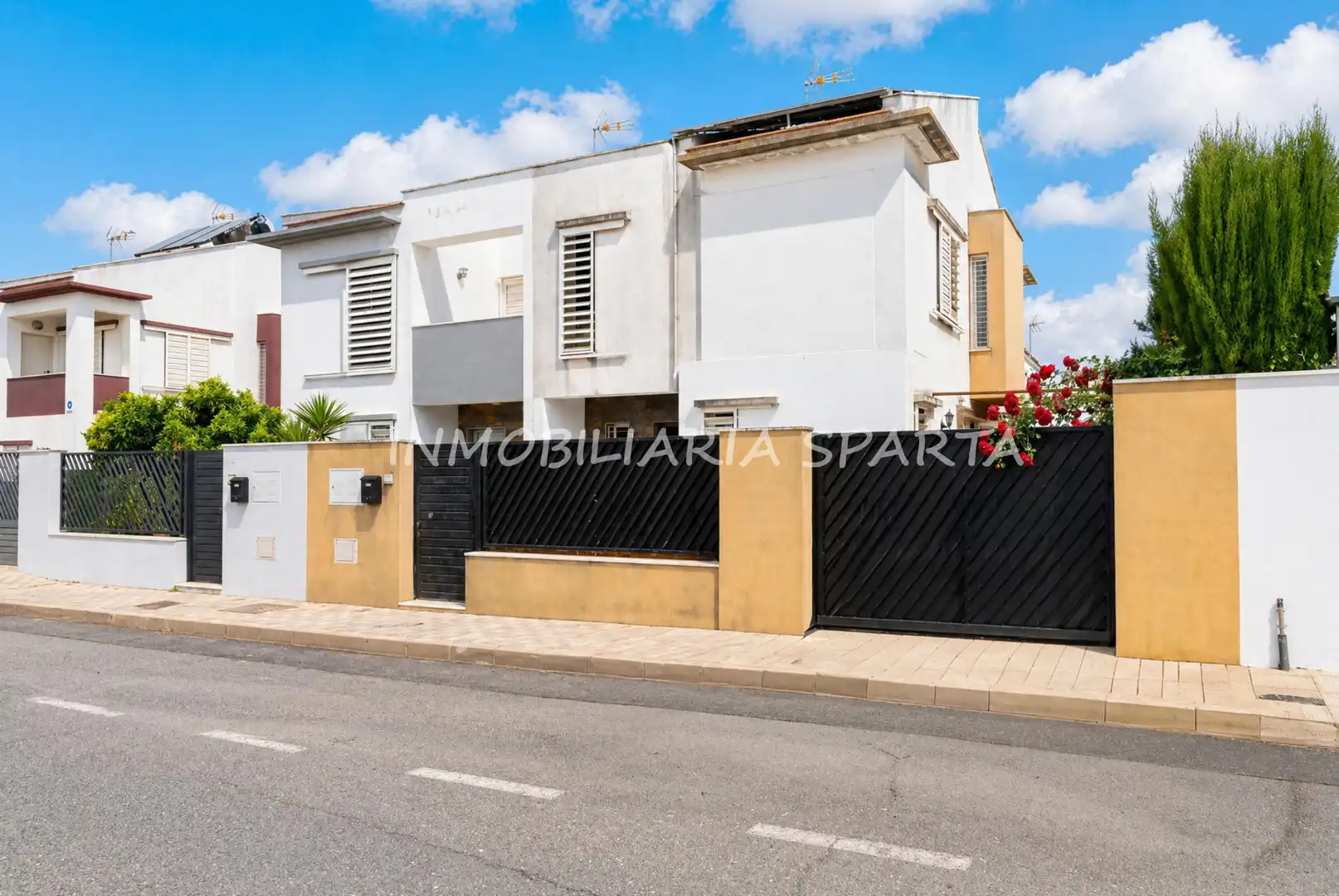 Vista exterior de Casa adosada en venta en Umbrete con Jardín privado y Piscina