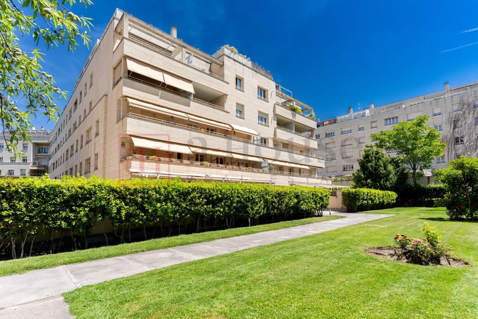 Außenansicht von Wohnung zum Verkauf in Madrid mit Klimaanlage, Heizung und Privatgarten