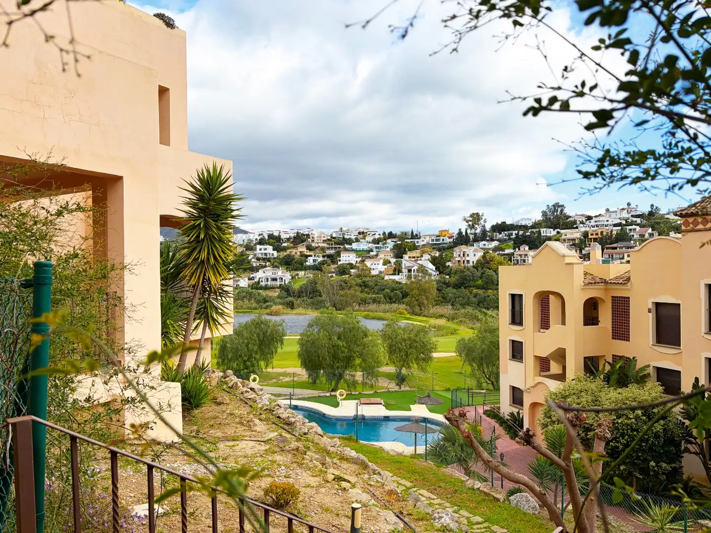 Außenansicht von Wohnung zum Verkauf in Estepona mit Klimaanlage, Terrasse und Abstellraum