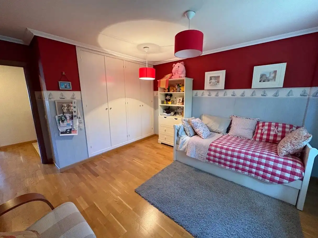 Schlafzimmer von Einfamilien-Reihenhaus zum Verkauf in Valladolid mit Klimaanlage, Heizung und Privatgarten