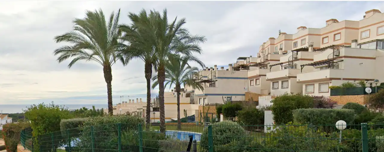 Vista exterior de Casa adosada en venta en Finestrat con Jardín privado, Terraza y Piscina comunitaria