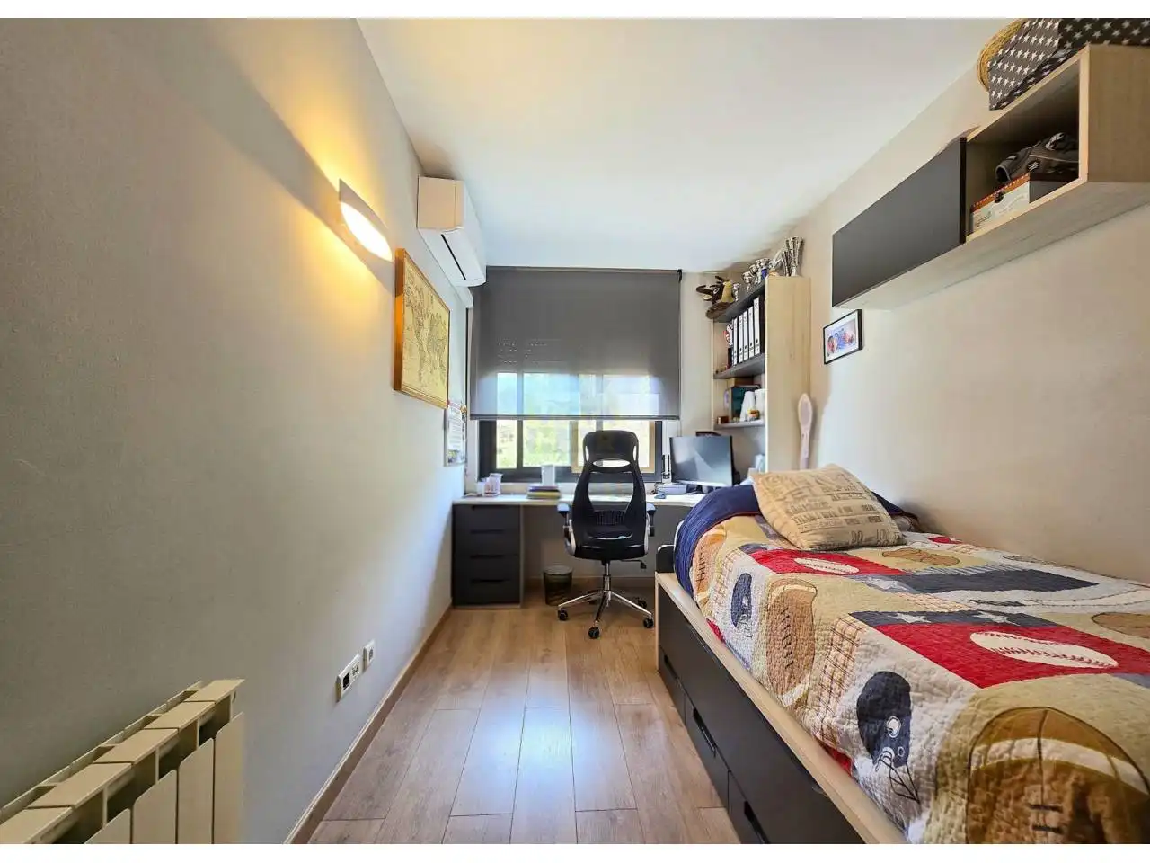 Habitación de Casa adosada en venta en Vilanova i la Geltrú con Aire acondicionado, Calefacción y Jardín privado