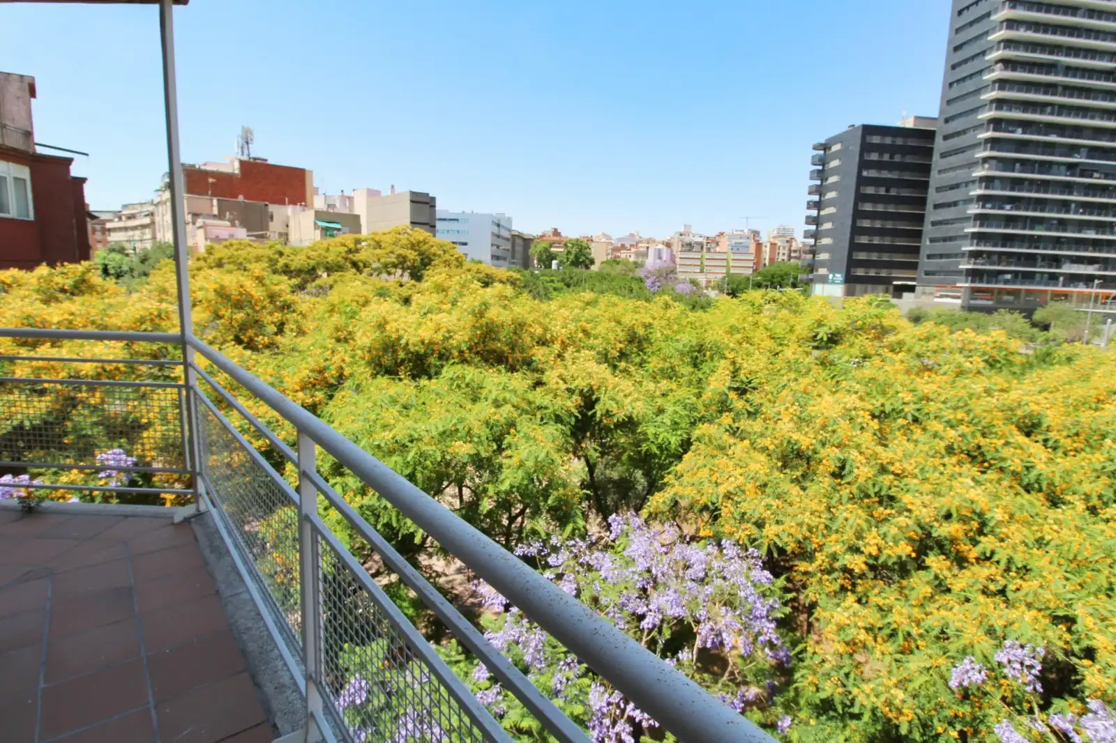 Exterior view of Duplexes for sale in L'Hospitalet de Llobregat  with Air Conditioner, Heating and Terrace