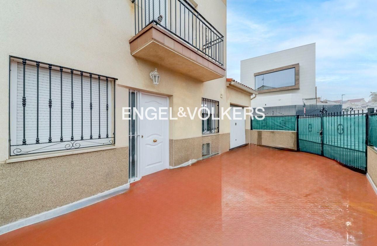 Vista exterior de Casa o xalet en venda en Illescas amb Calefacció, Jardí privat i Terrassa