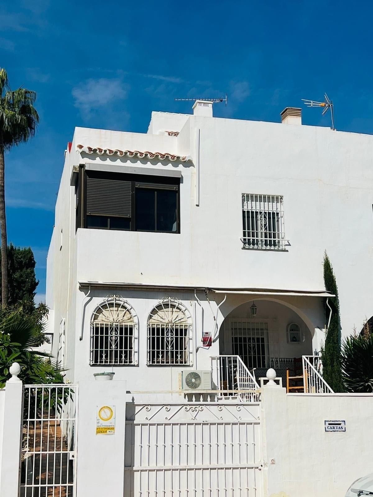 Vista exterior de Casa adosada en venta en Torremolinos con Aire acondicionado, Calefacción y Jardín privado