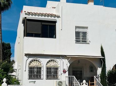 Casa pareada con jardín en venta en La Colina