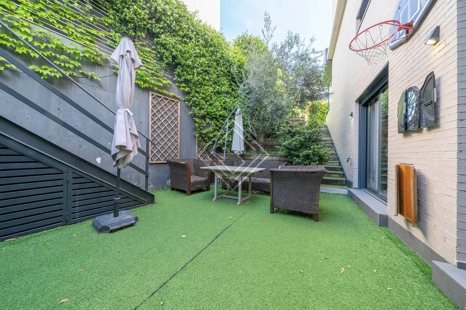 Terrasse von Einfamilien-Reihenhaus zum Verkauf in Madrid mit Klimaanlage, Heizung und Privatgarten