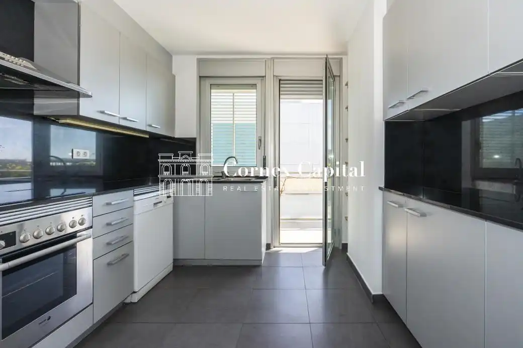 Küche von Wohnung zum Verkauf in Barcelona mit Klimaanlage, Heizung und Privatgarten