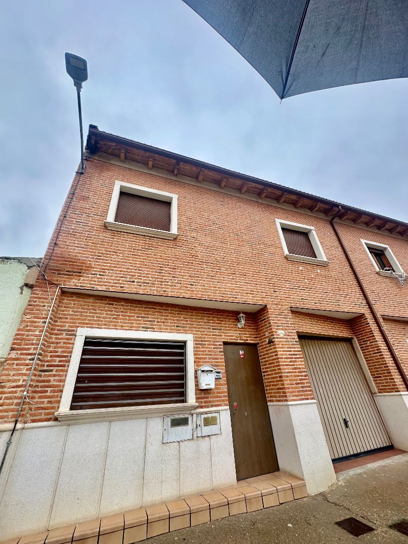 Vista exterior de Casa adosada en venda en Rueda amb Calefacció i Terrassa