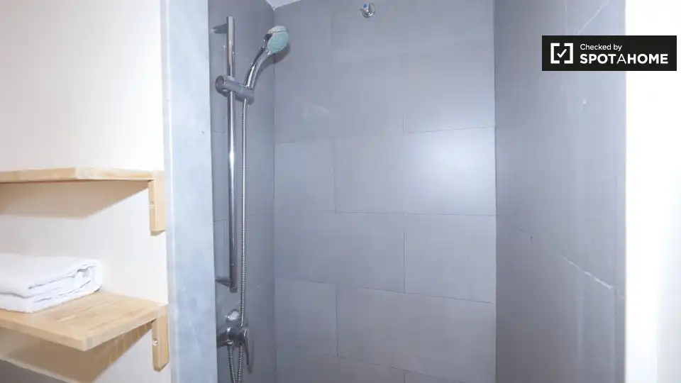 Bathroom of Flat for rent in Barcelona  with Air Conditioner, Heating and Furnished
