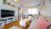 Sala d'estar de Casa adosada en venda en Pozuelo de Alarcón amb Aire condicionat i Terrassa