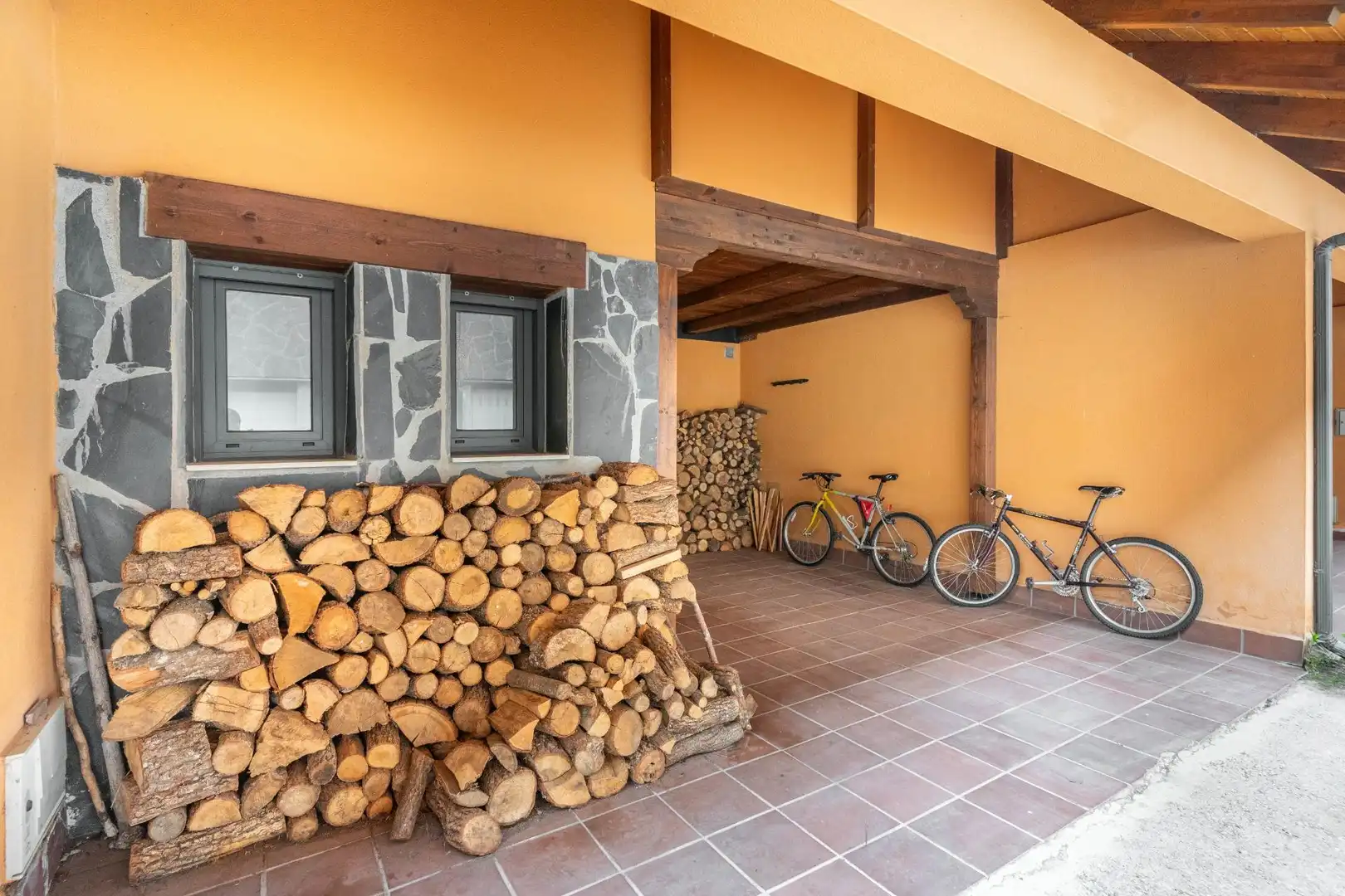 Casa adosada en venda en Puebla de Lillo amb Calefacció, Jardí privat i Terrassa