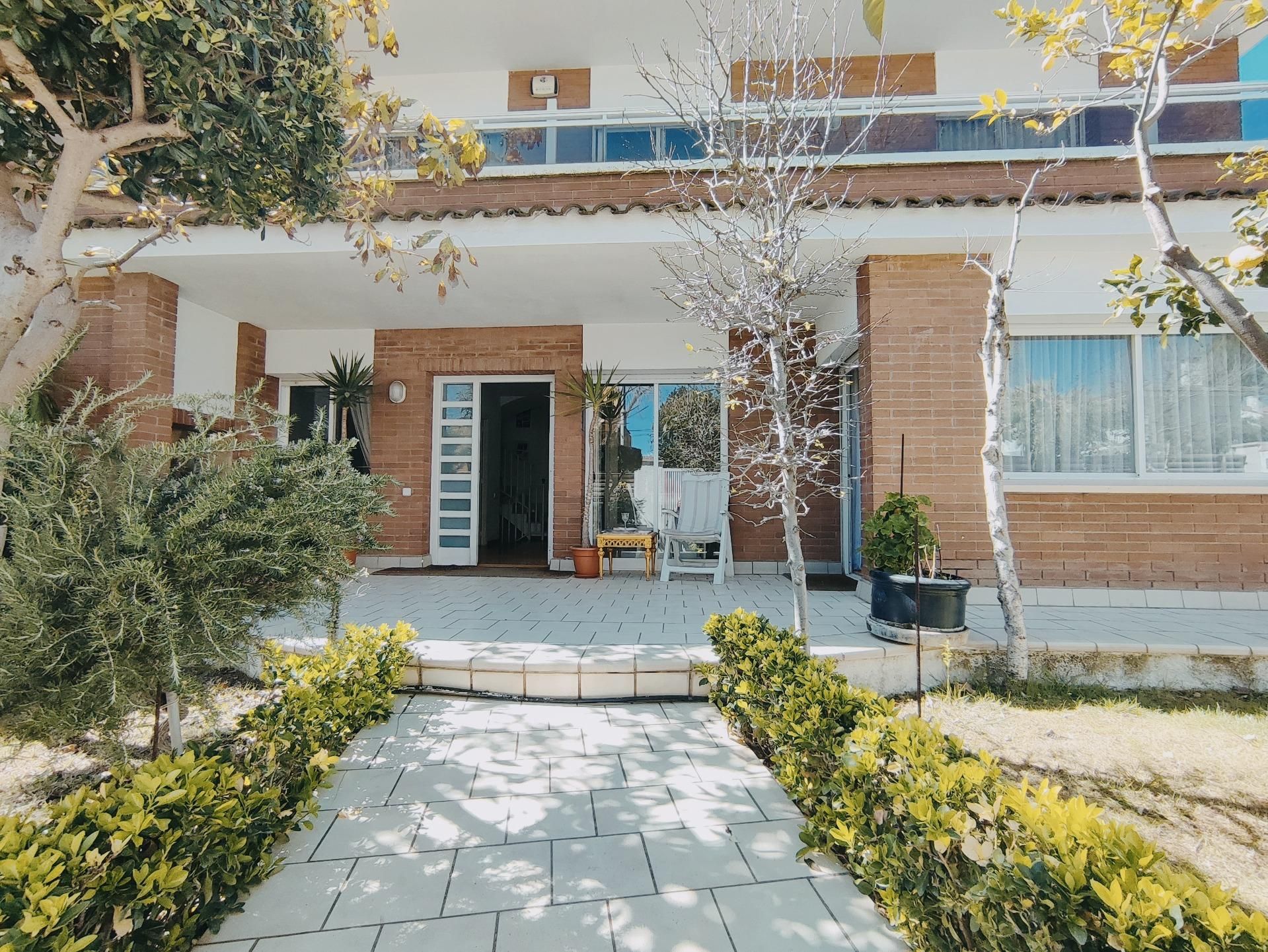 Vista exterior de Casa adosada en venda en Cambrils amb Calefacció, Jardí privat i Terrassa