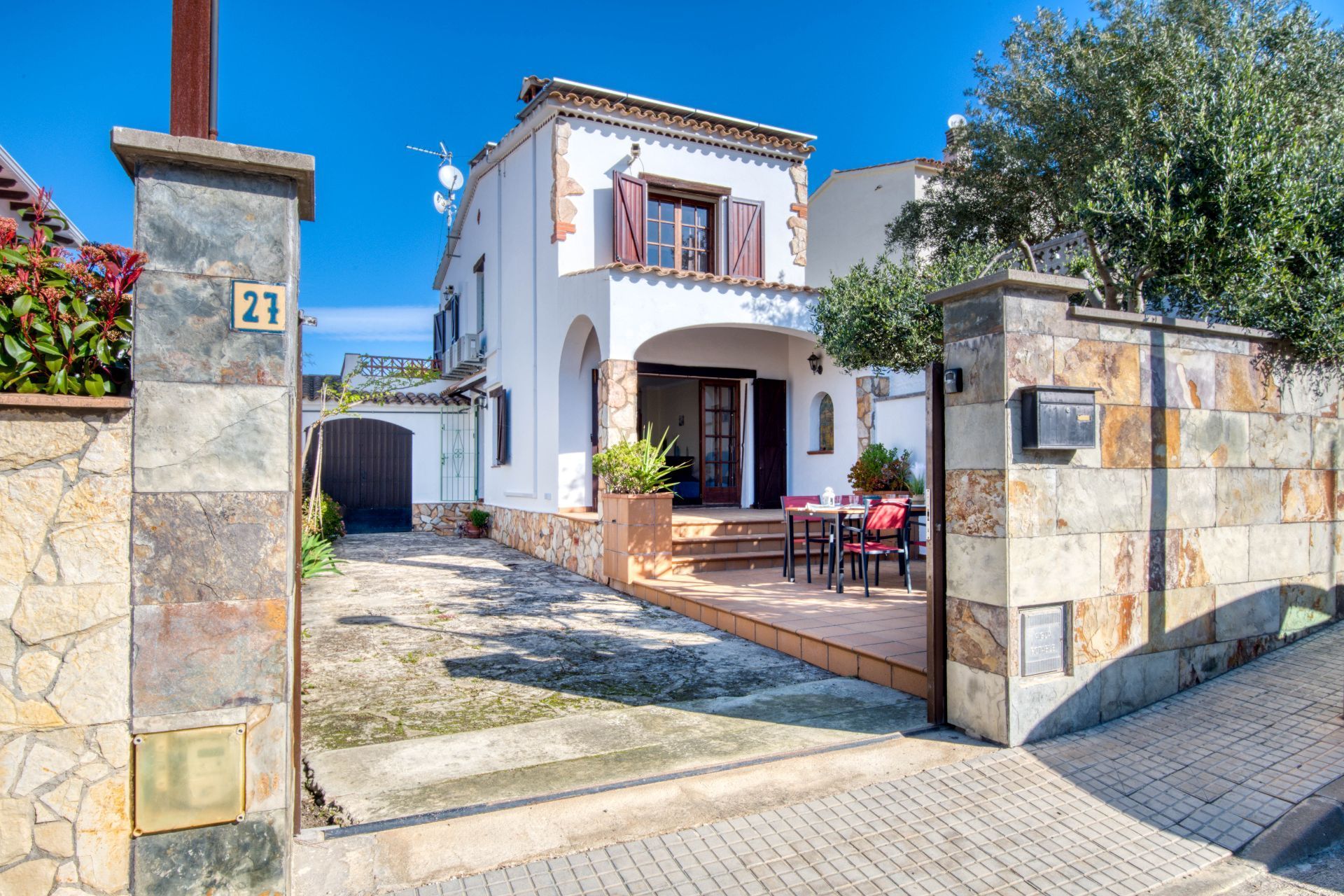 Vista exterior de Casa o xalet en venda en L'Escala amb Aire condicionat, Calefacció i Jardí privat