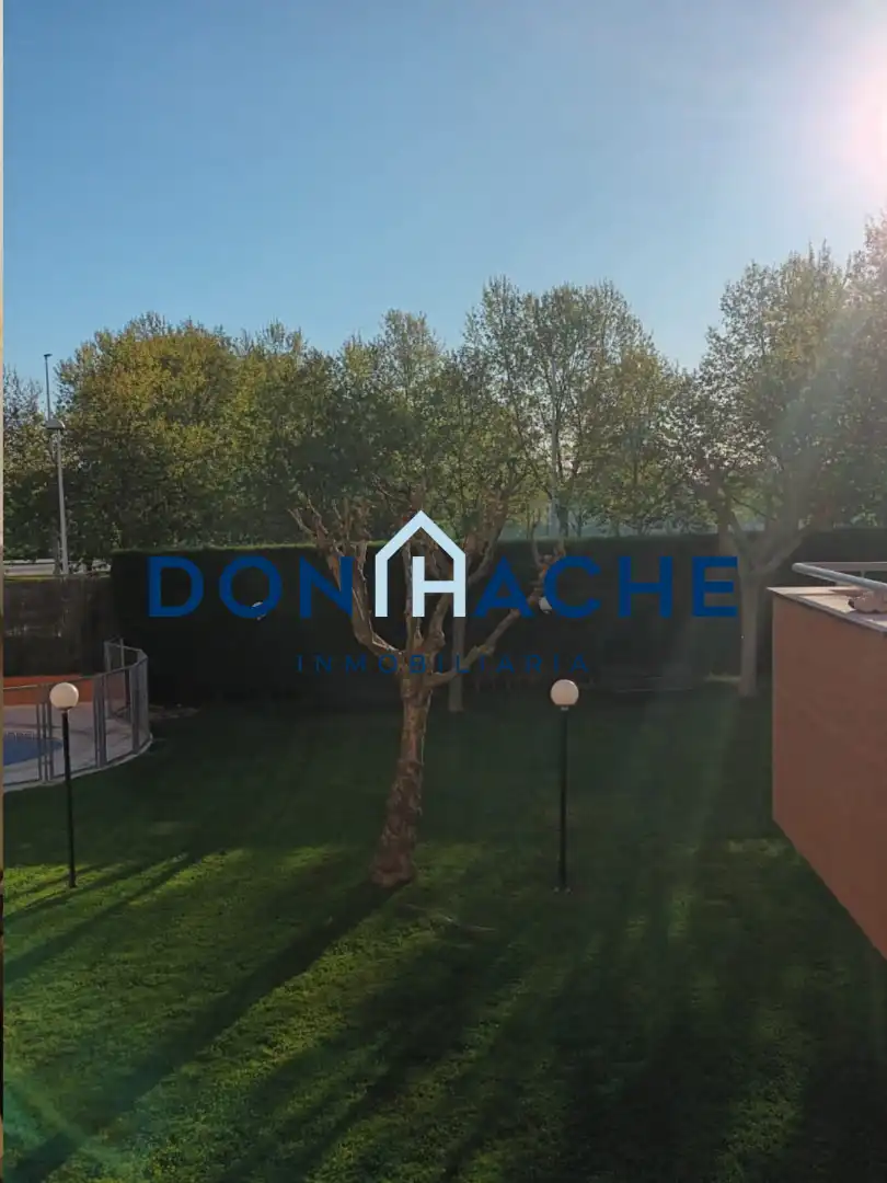 Vista exterior de Ático en venta en Mérida con Terraza, Trastero y Piscina comunitaria