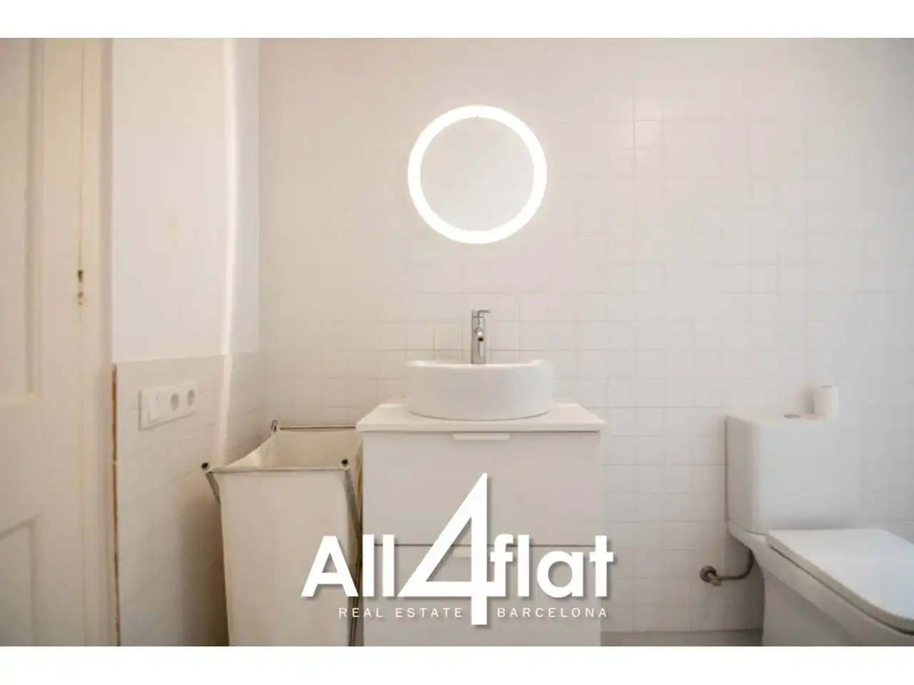 Baño de Piso de alquiler en Barcelona con Calefacción, Amueblado y Balcón
