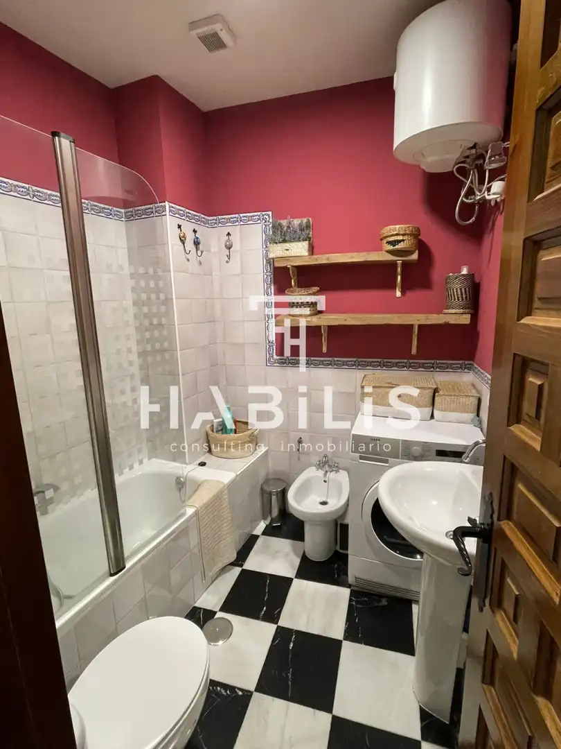 Bathroom of Flat for rent in Toledo  with Air Conditioner, Heating and Furnished