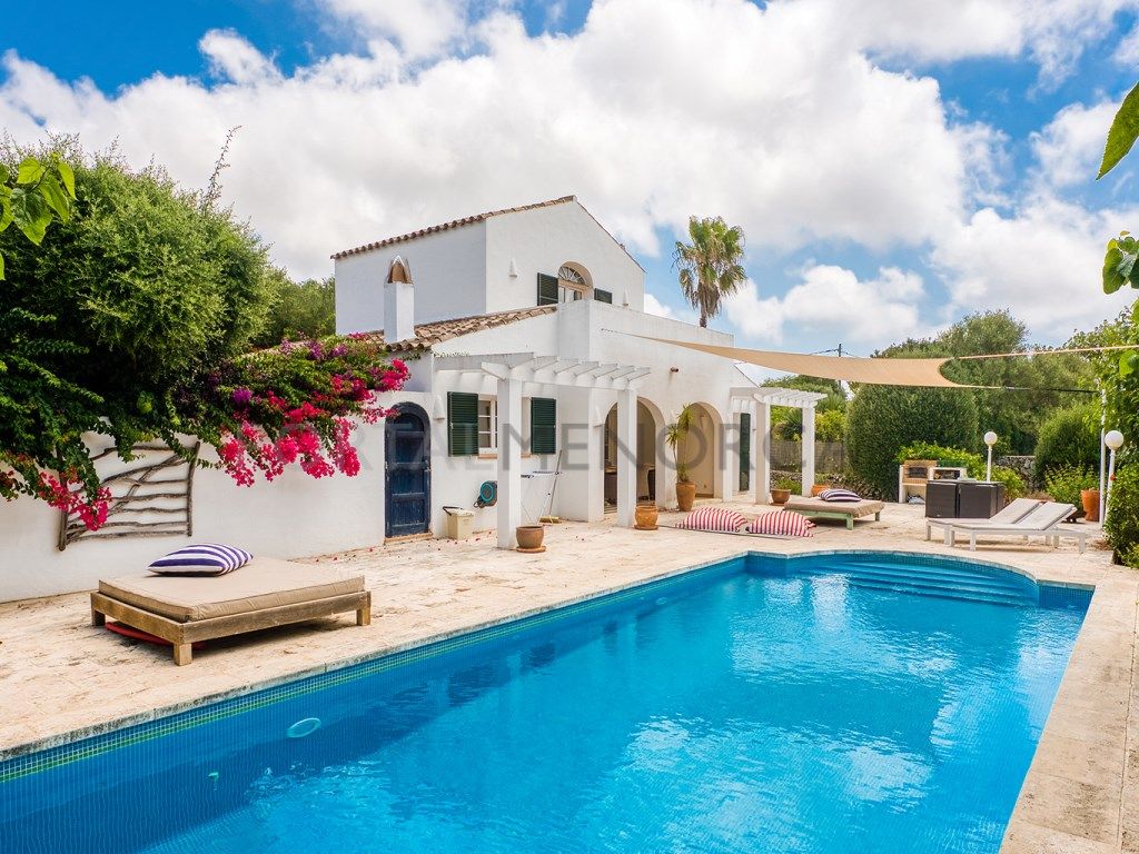 Vista exterior de Casa o xalet en venda en Es Castell amb Piscina