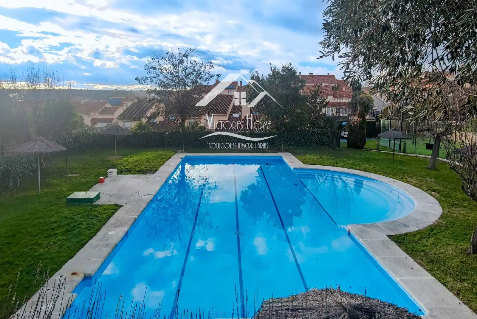 Schwimmbecken von Einfamilien-Reihenhaus zum Verkauf in San Agustín del Guadalix mit Klimaanlage, Heizung und Parkett