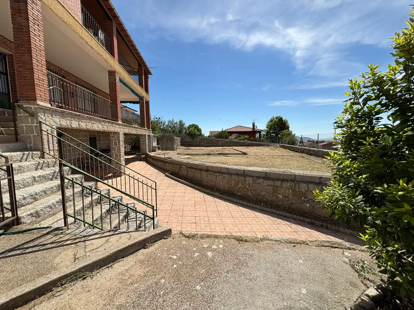 Vista exterior de Casa o xalet en venda en El Barraco  amb Calefacció, Jardí privat i Terrassa