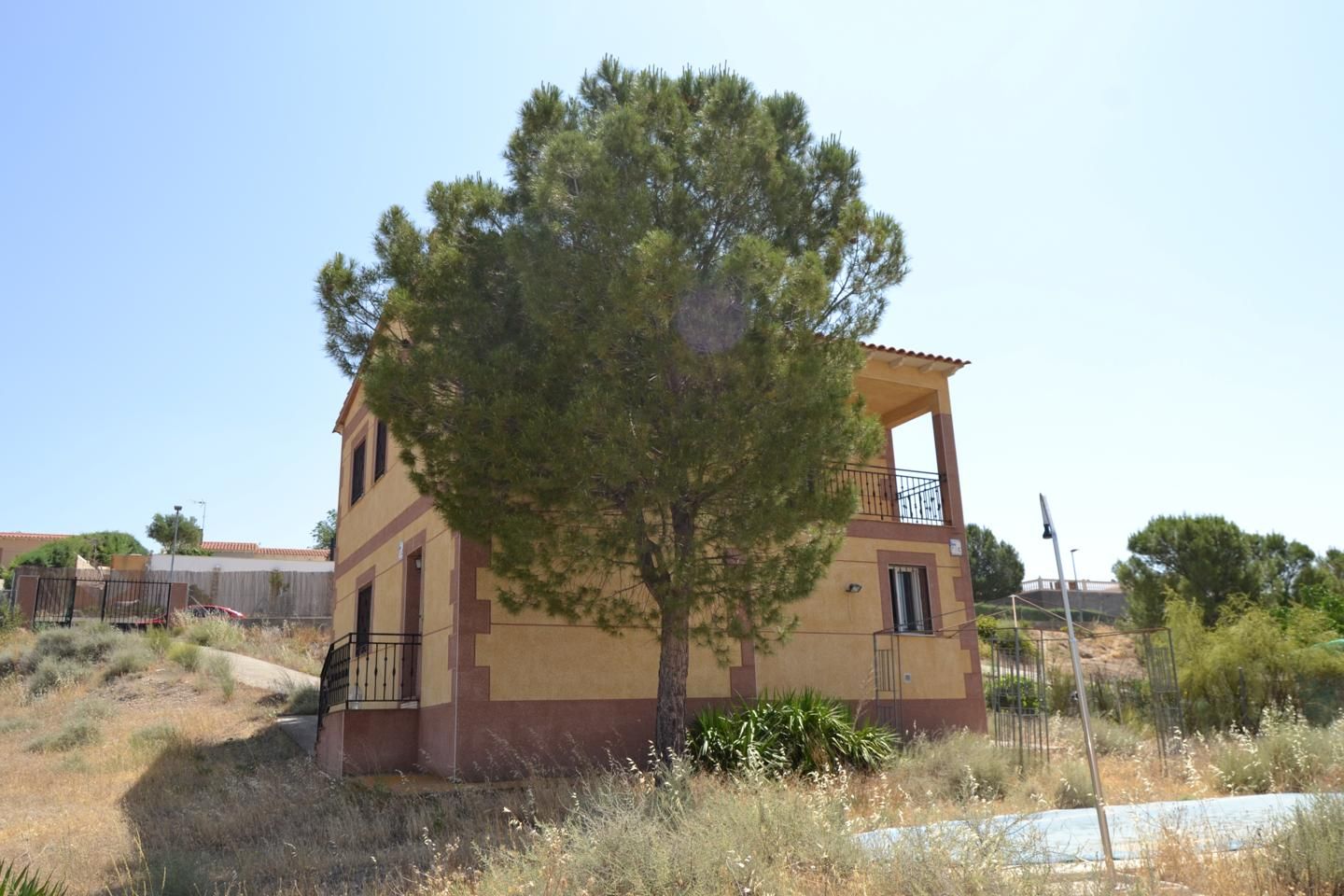 Vista exterior de Casa o xalet en venda en Barajas de Melo amb Calefacció, Terrassa i Piscina