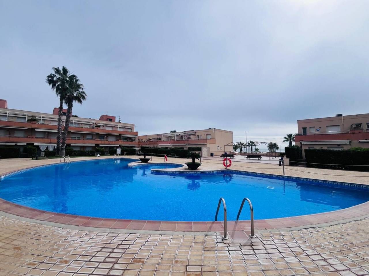 Piscina de Pis en venda en Cubelles amb Balcó i Piscina comunitària