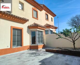 Vista exterior de Casa adosada en venda en Jerez de la Frontera amb Terrassa i Balcó