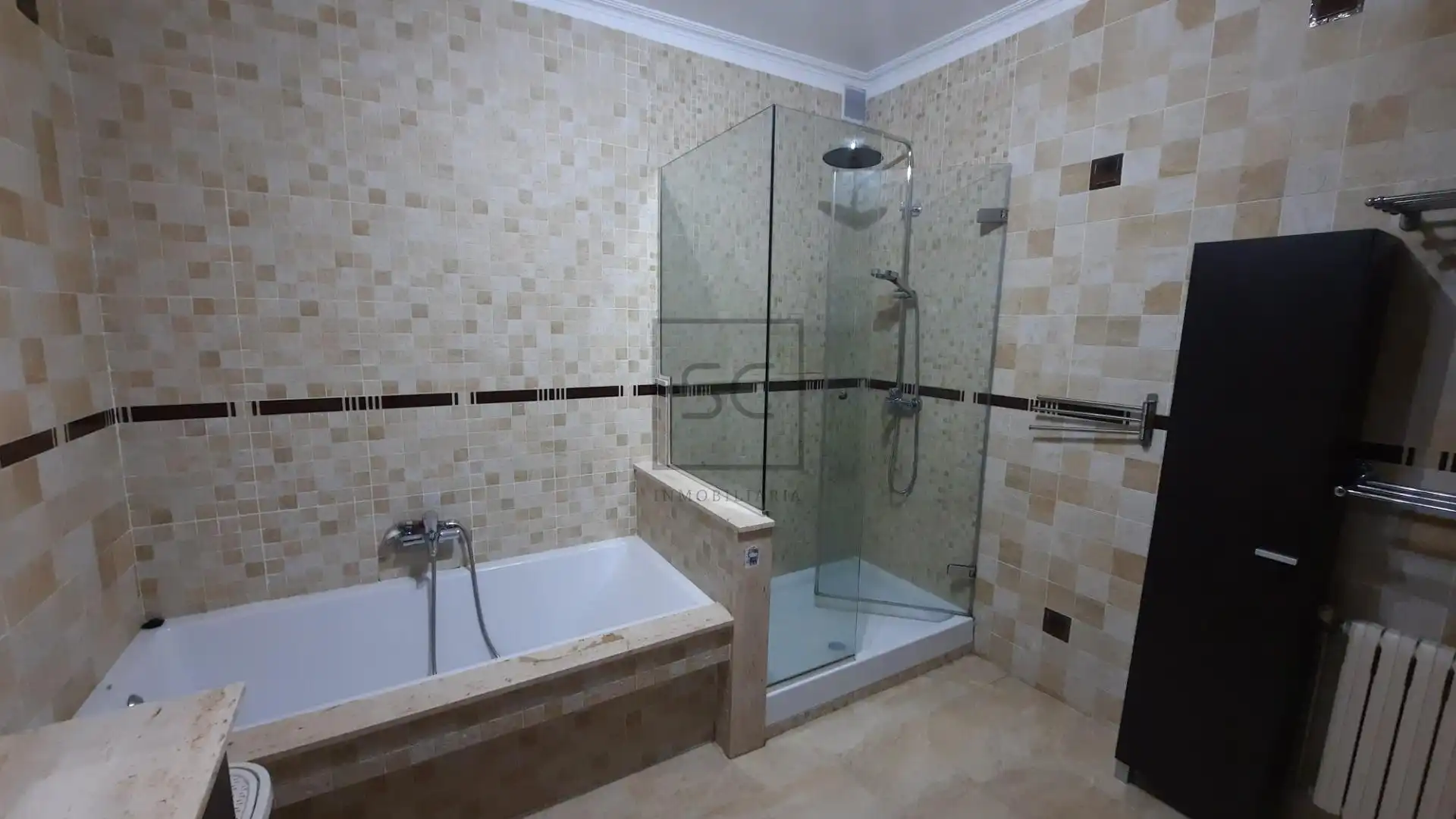 Badezimmer von Einfamilien-Reihenhaus zum Verkauf in Neda mit Heizung, Privatgarten und Alarm