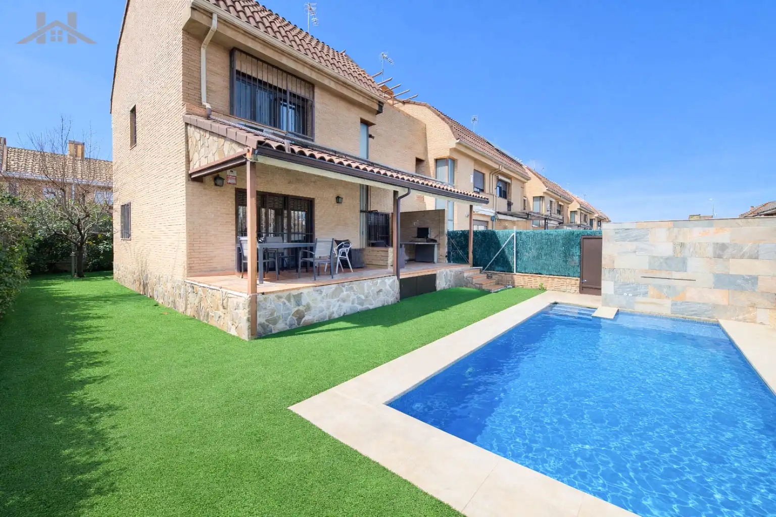 Piscina de Casa adosada en venda en Parla amb Aire condicionat, Calefacció i Jardí privat
