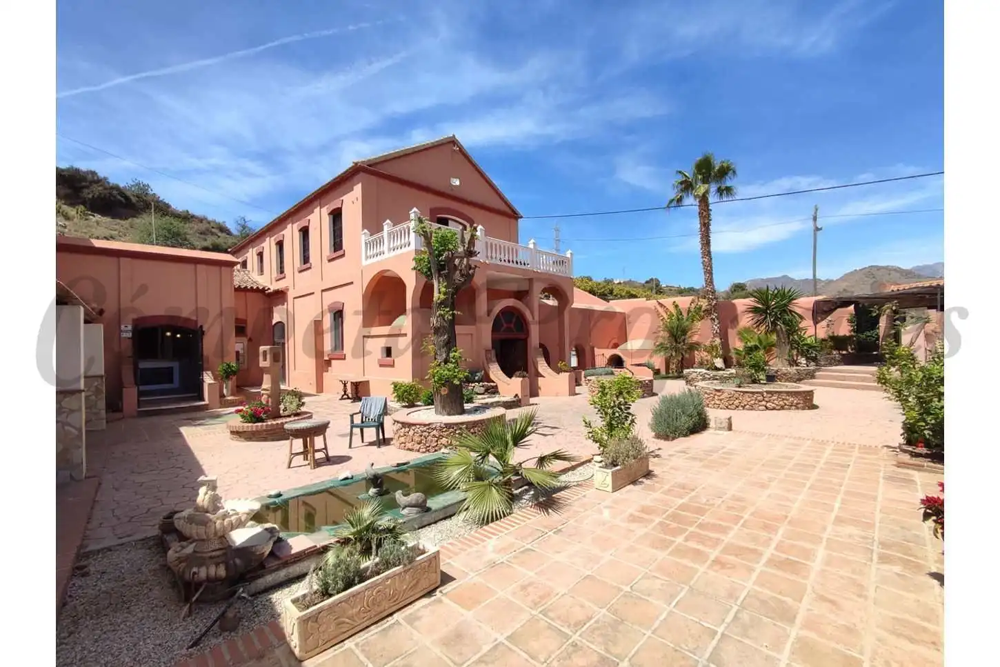 Casa amb terrassa en venda a Avda Pescia - Ctra de Frigiliana