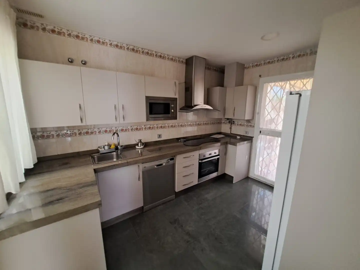 Cuina de Casa o xalet en venda en Dos Hermanas amb Aire condicionat, Terrassa i Forn